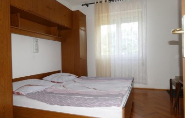 Apartments and bedrooms Karlo 