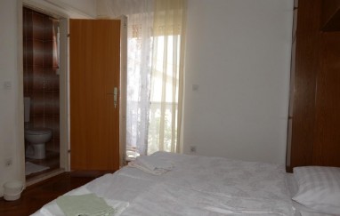 Apartments and bedrooms Karlo 